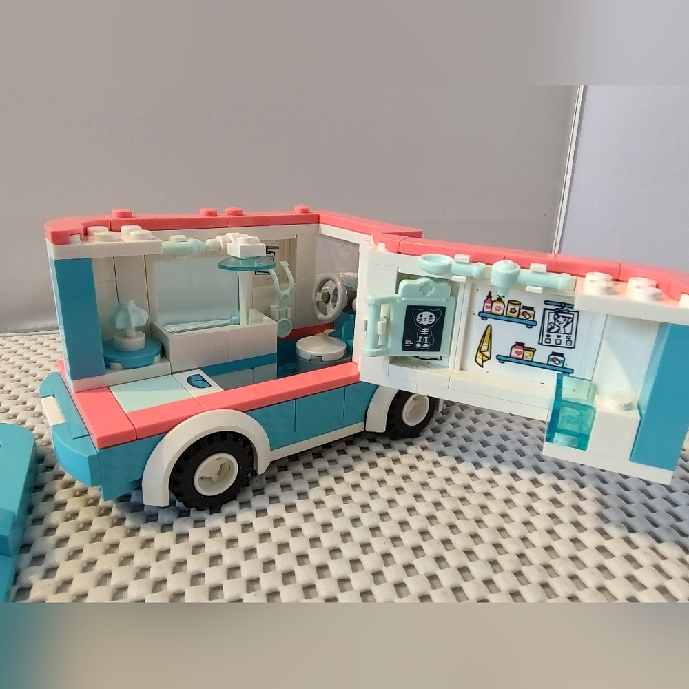 LEGO Friends Vet Clinic Ambulance 41445 Ambulance Only with Mini-Dolls - Picture 3 of 8